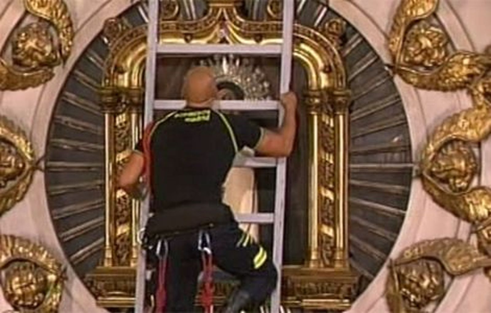 Bajan el cuadro de la Virgen de la Paloma