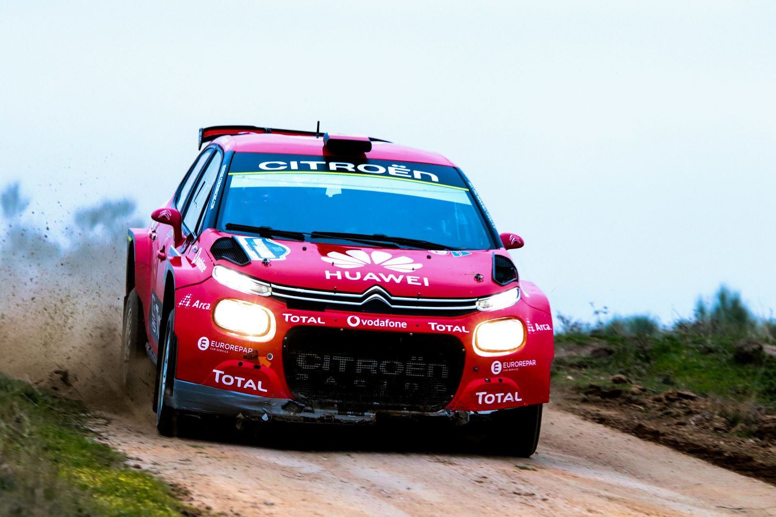 Disputa de un rallye sobre tierra