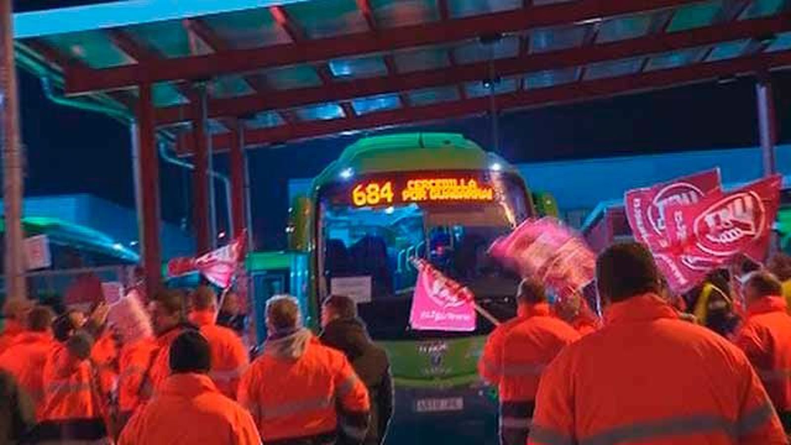 Los piquetes tiran huevos y piedras a los autobuses de Larrea
