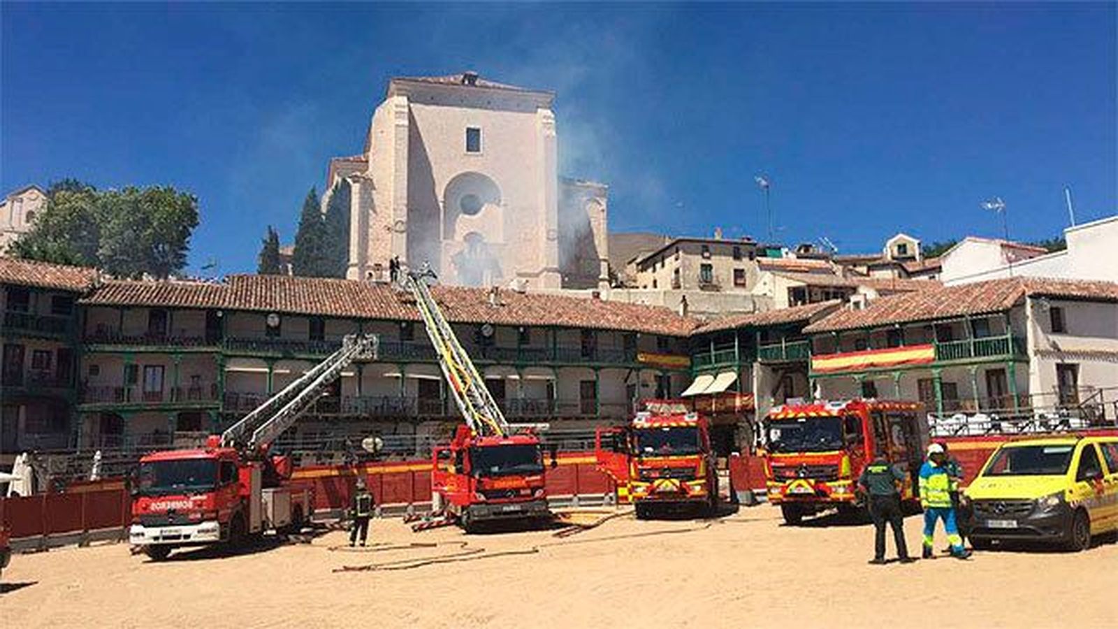 Controlado el incendio en un tejado de un restaurante de la Plaza Mayor de Chinchón