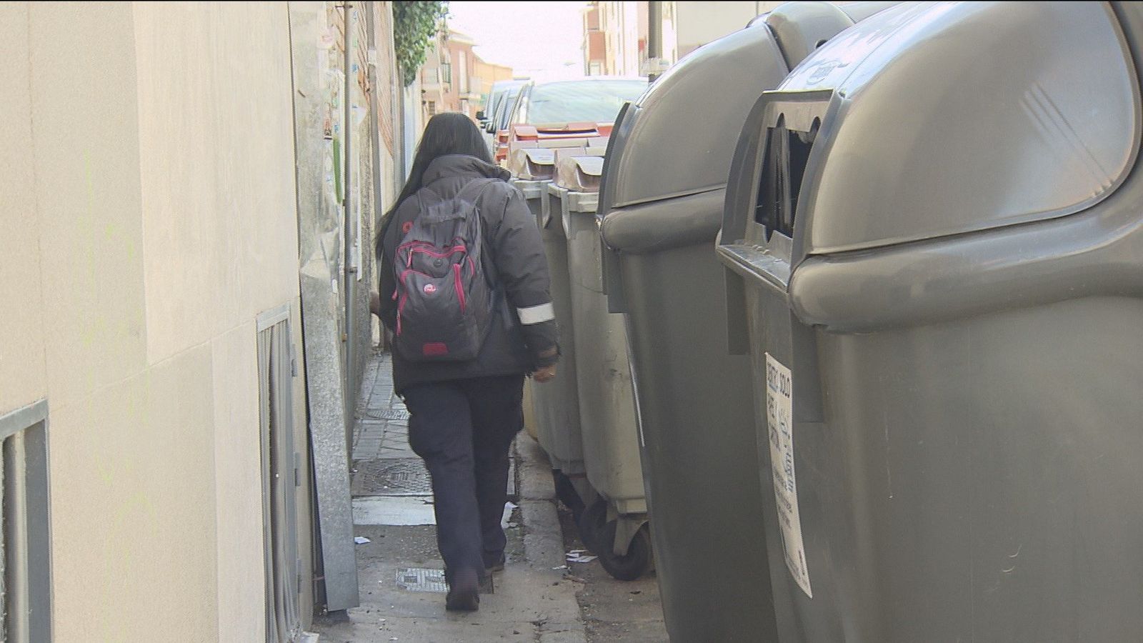 Cuando no se puede pasear en Madrid por culpa de una acera estrecha