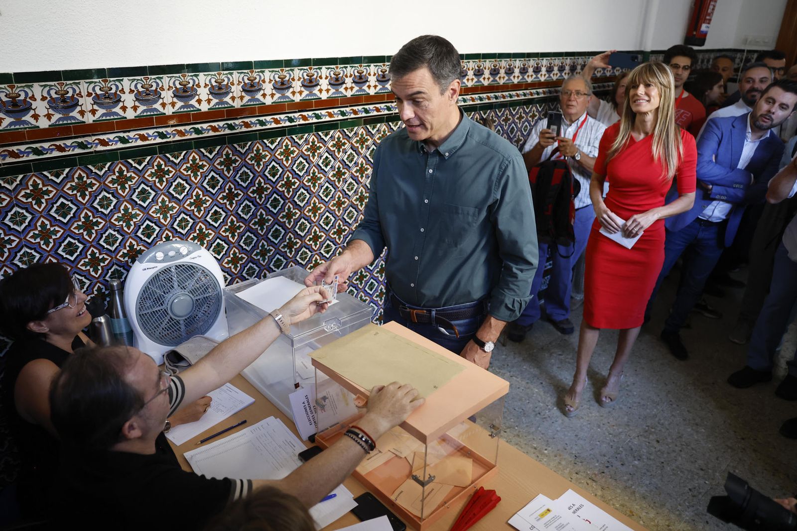 Pedro Sánchez deposita sui voto en un colegio de Pozuelo