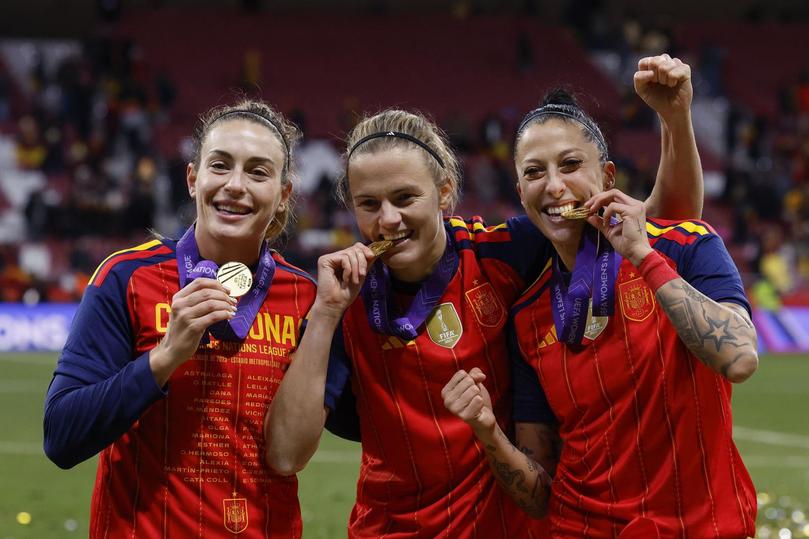 Alexia, Paredes y Jenni