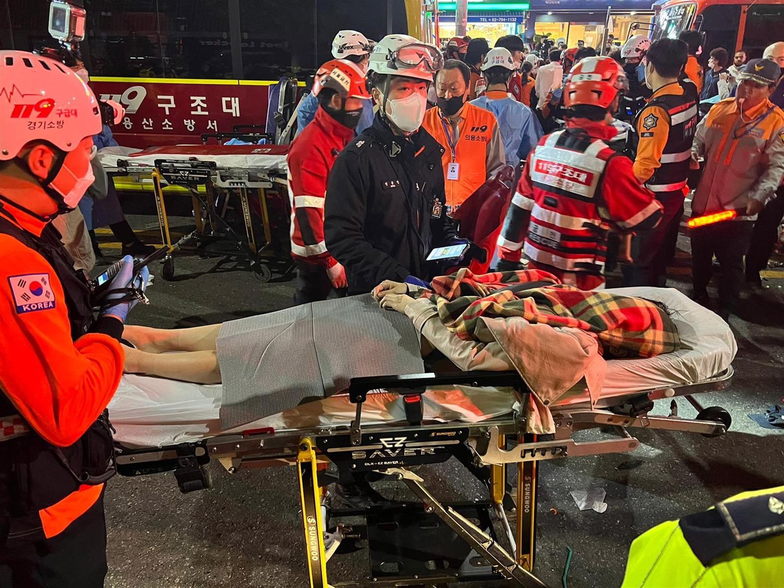 Equipos de asistencia y rescate en el centro de Seúl