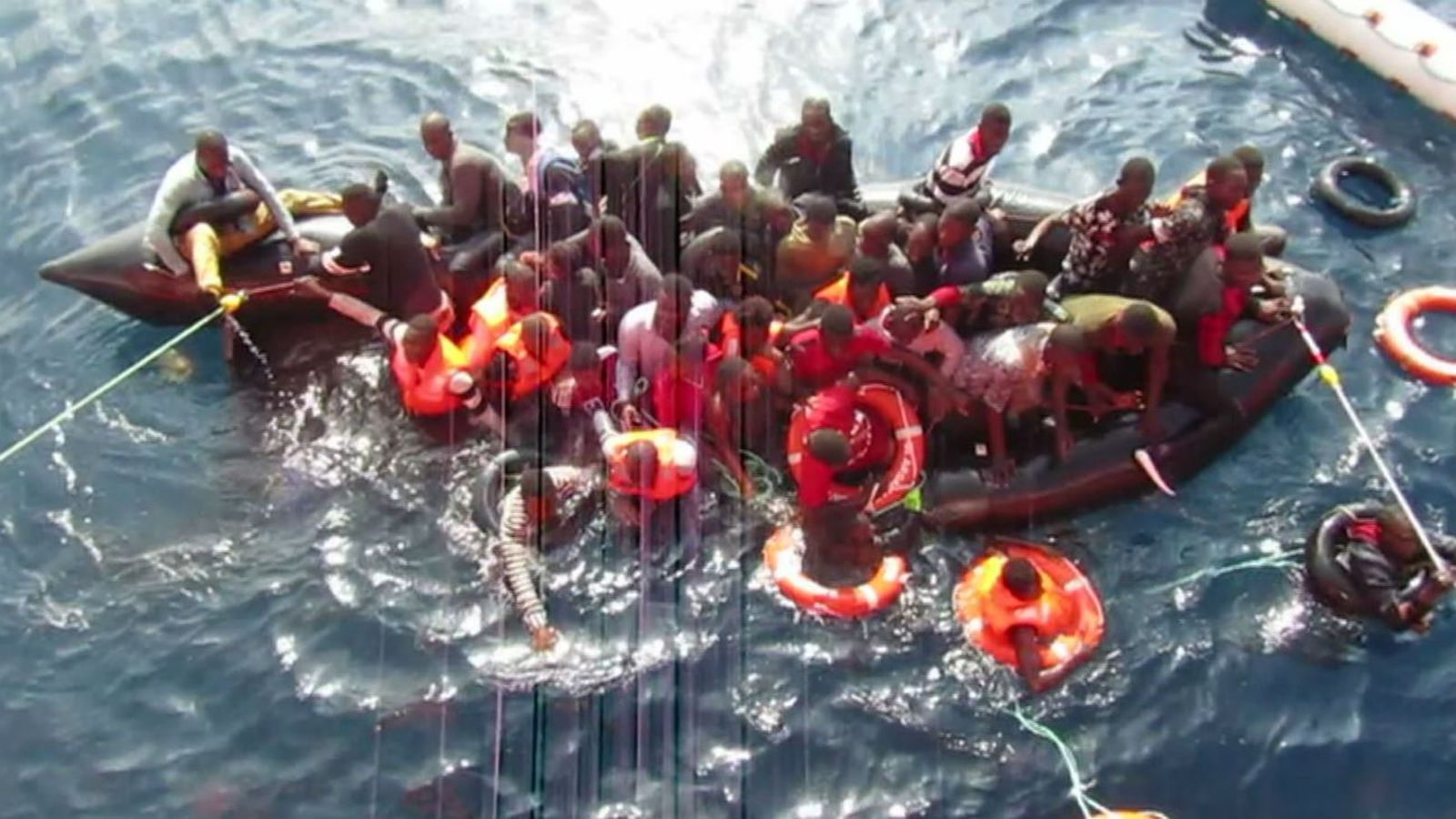 Rescatadas 311 personas de seis pateras y un kayak frente a las costas andaluzas