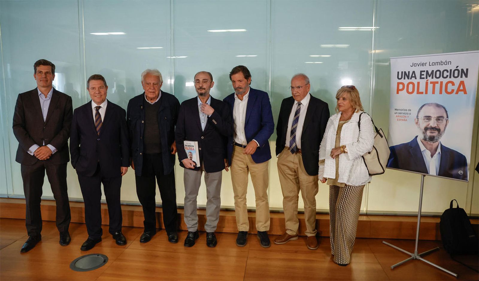 Javier Lambán en la presentación de su libro rodeado de lideres socialistas