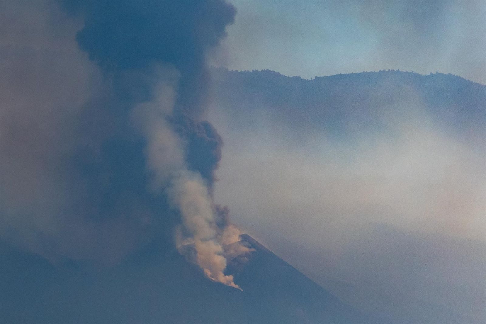 Las Fuerzas Armadas muestran su cariño a la isla de La Palma con una ofrenda floral