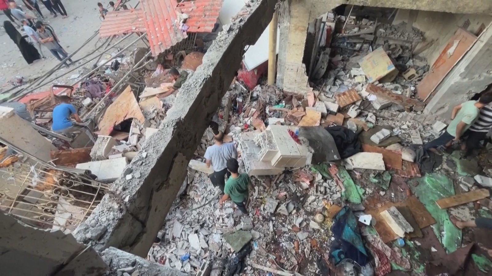 Al menos 100 muertos tras un ataque israelí a una escuela de Gaza utilizada como refugio