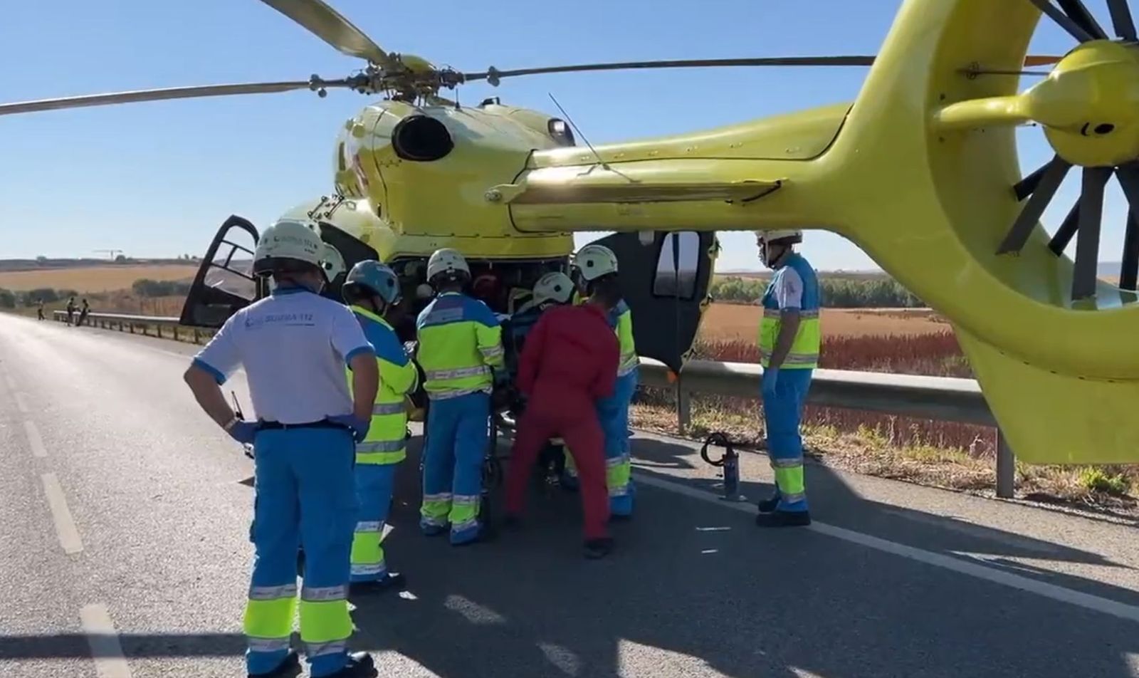 Evacuación del herido grave en el accidente de Daganzo