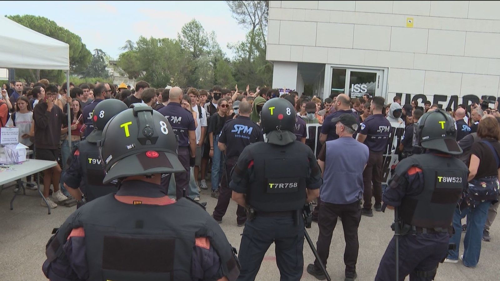 Los Mossos protegen la carpa informativa de 'S'ha  acabat!' en la UAB en Bellaterra
