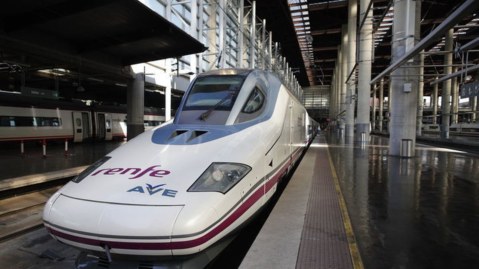 Tren AVE en la estación Puerta de Atocha de Madrid