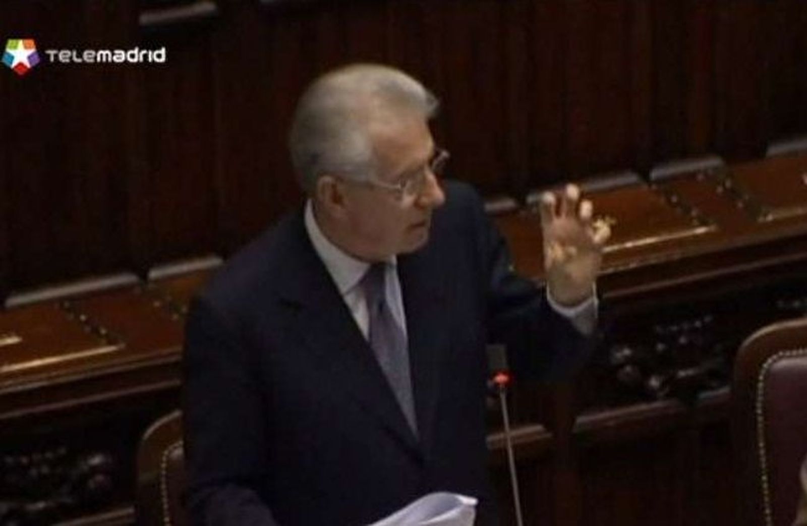 Monti baja por sorpresa los impuestos a las rentas bajas y limita la subida del IVA