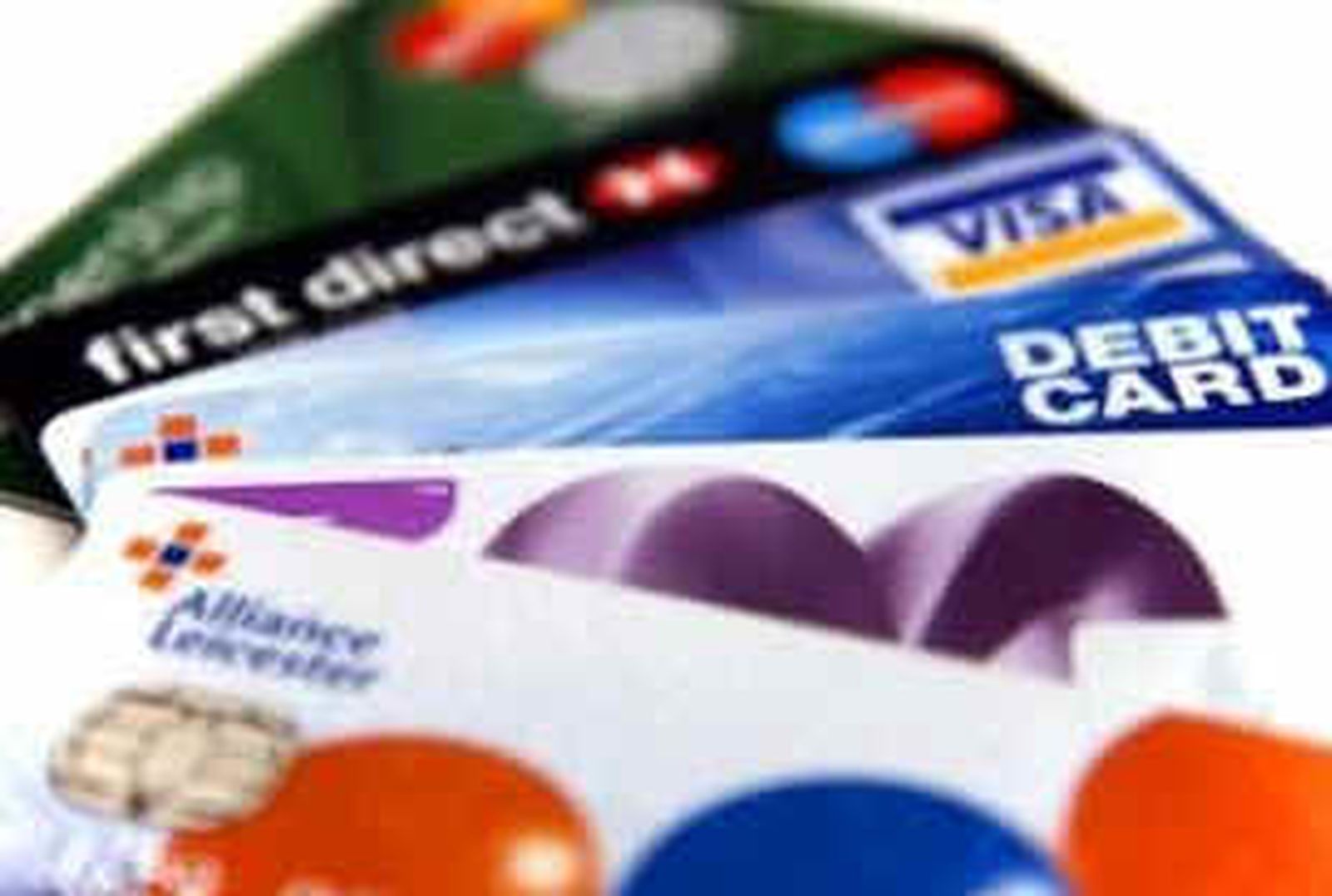 La banca eleva un 7% las cuotas por  la tarjeta de débito y un 3% las crédito