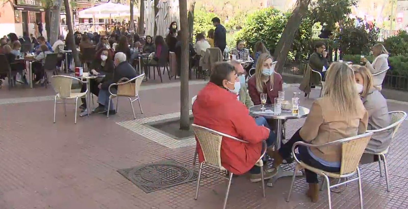 Polémica por la consulta del Ayuntamiento de Madrid sobre las terrazas de bares y restaurantes
