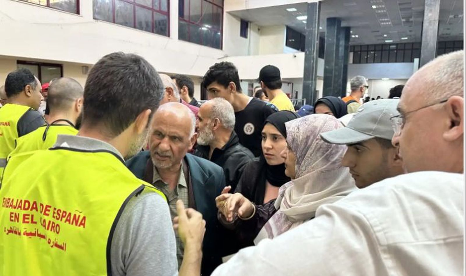 Miembros de la embajada española en El Cairo con evacuados españoles