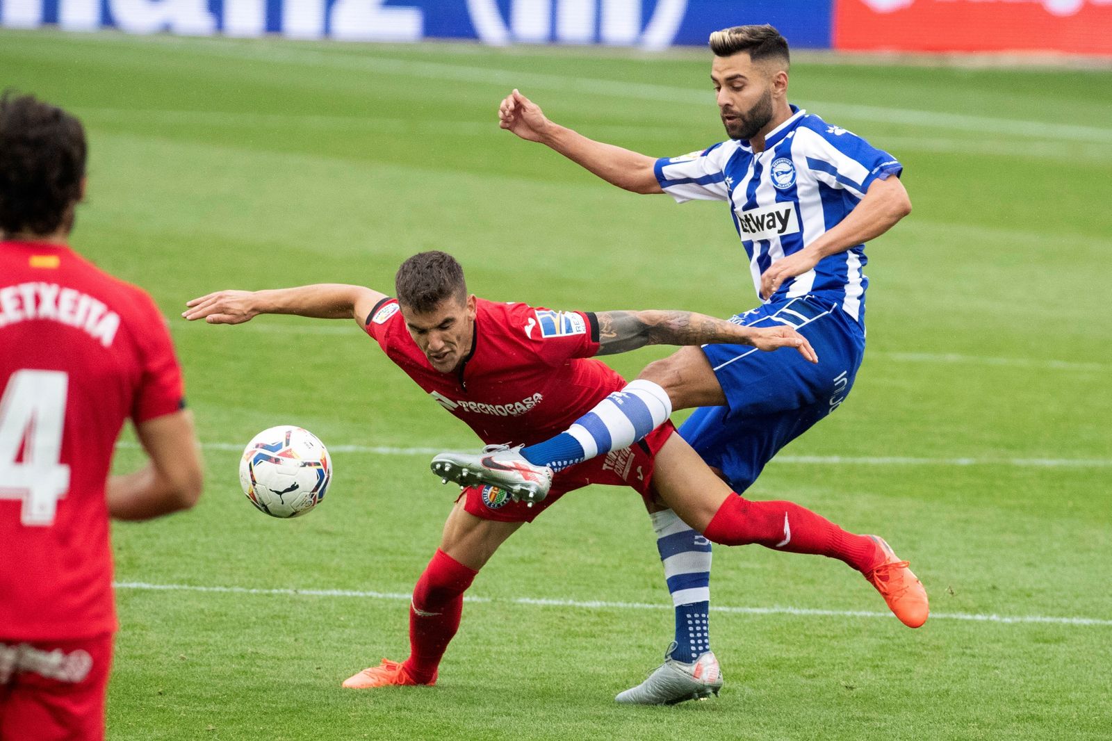 El defensa del Deportivo Alavés, Rubén Duarte lucha con el centrocampista uruguayo del Getafe Arambarri