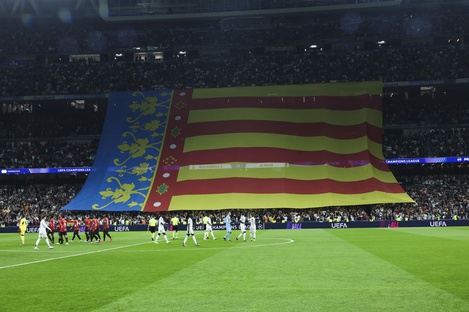 El Bernabéu rindió homenaje a las víctimas y afectados por la dana desplegando una bandera gigante de la Comunidad Valenciana