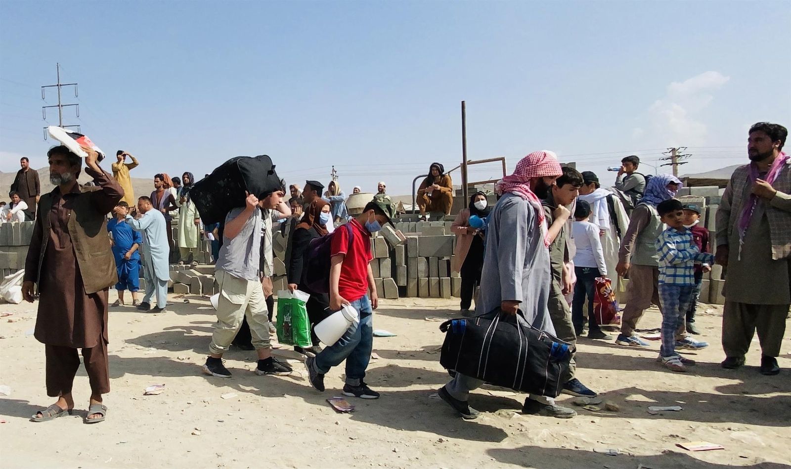 Un grupo de afganos ante el Aeropuerto Internacional Hamid Karzai para tratar de huir del país, en Kabul,