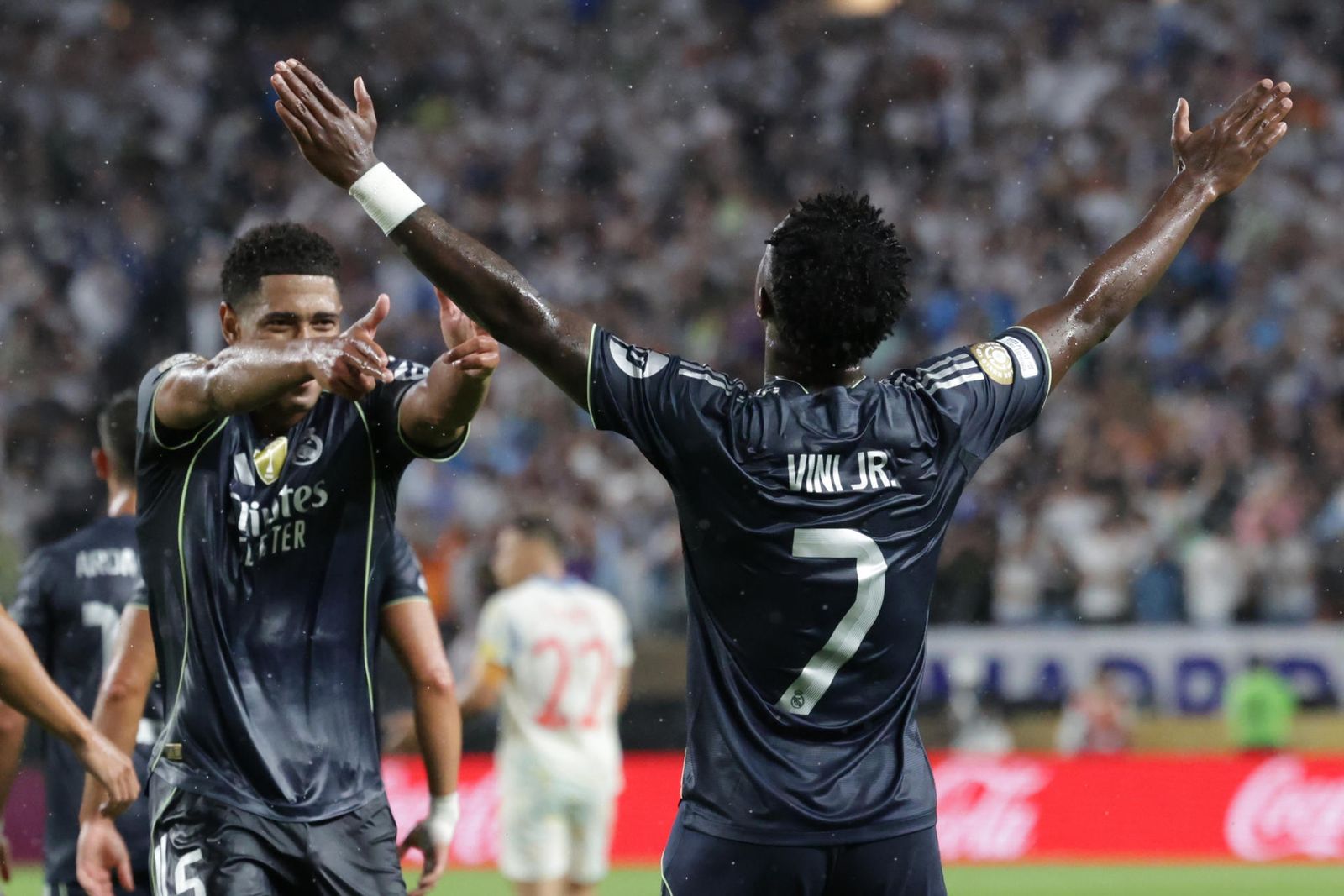 Vinícius y Bellingham celebran un gol ante el Salzburgo