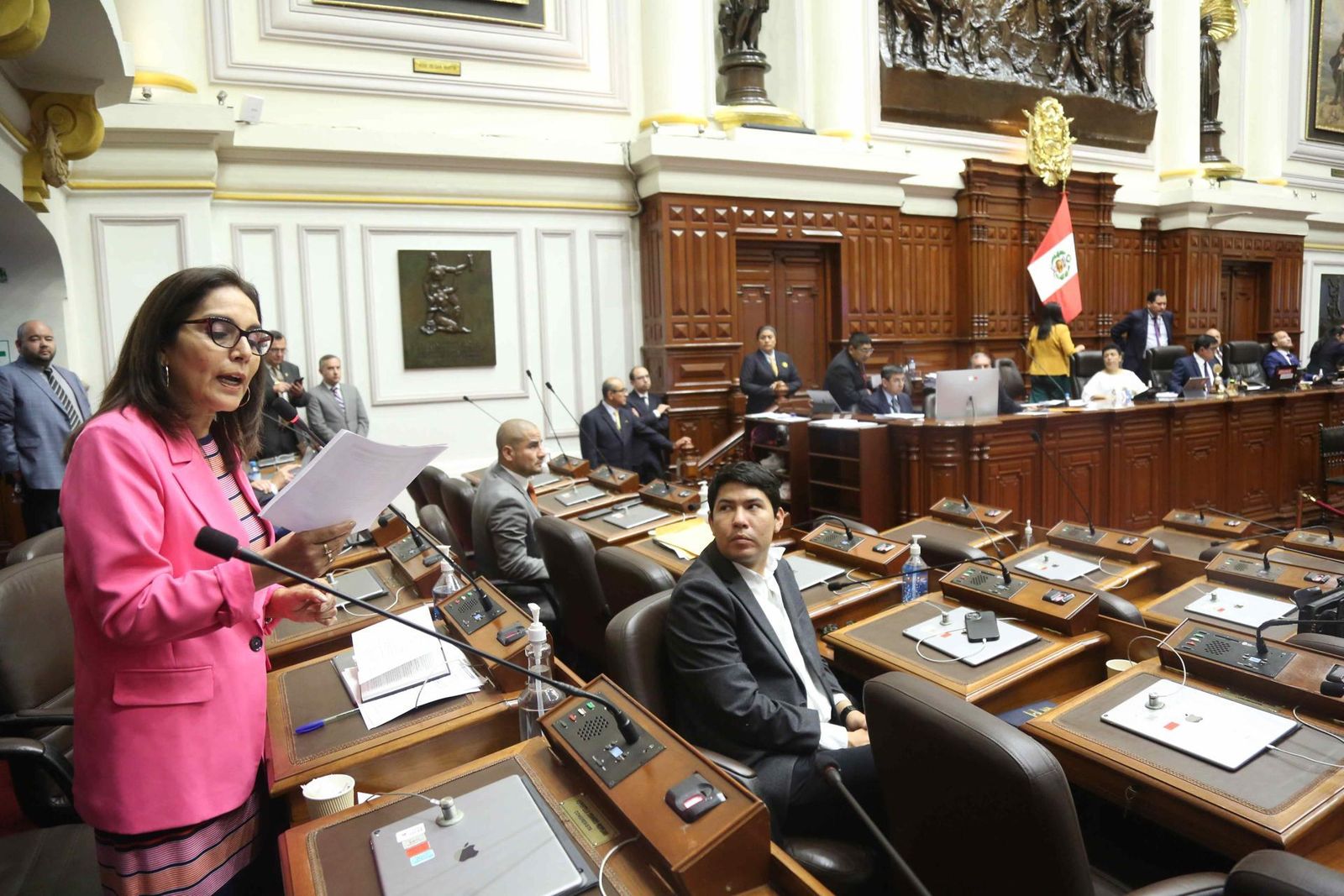 Fotografía cedida por el Congreso de Perú del pleno del Congreso de Perú aprobando la propuesta de reconsiderar la fecha de adelanto de las elecciones generales