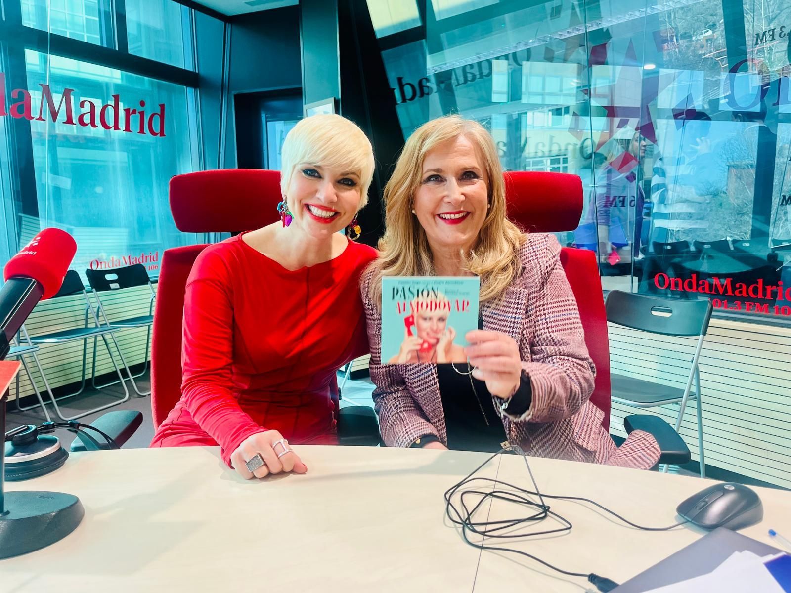 Pasión Vega y Nieves Herrero en los estudios de Onda Madrid