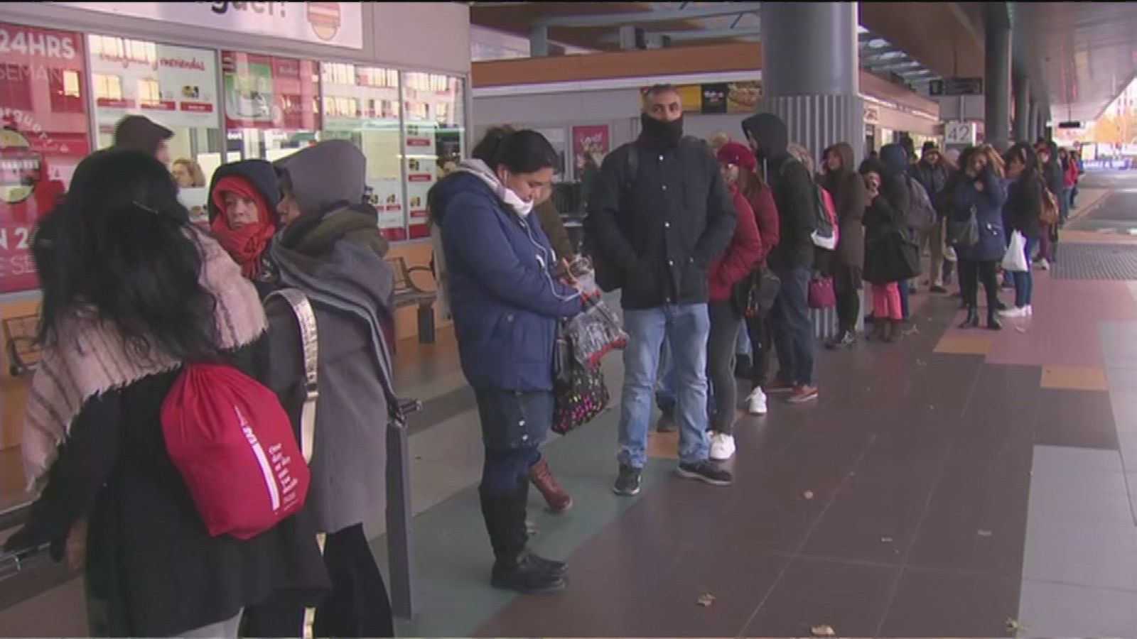 Colas de viajeros de hasta dos horas por la huelga en la EMT en Madrid