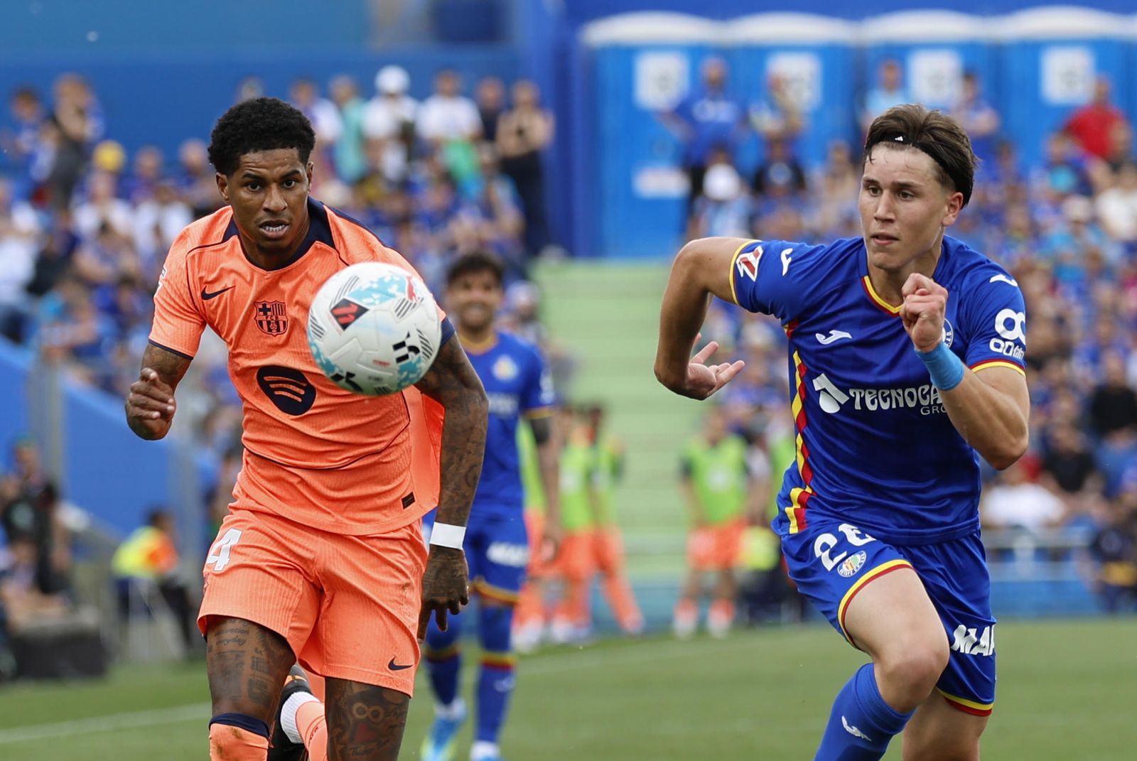 Davinchi, del Getafe, corre ante Rashford
