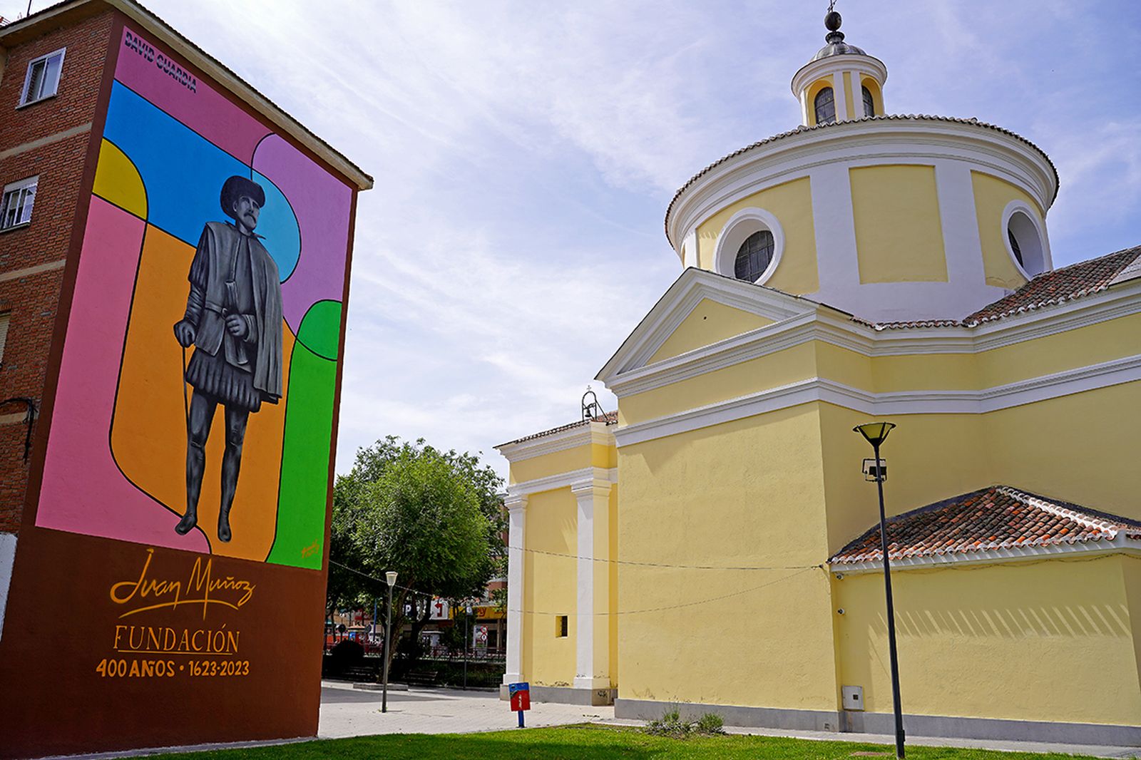 Mural  de Juan Muñoz  junto a la Iglesia de San Nicasio, en Leganés