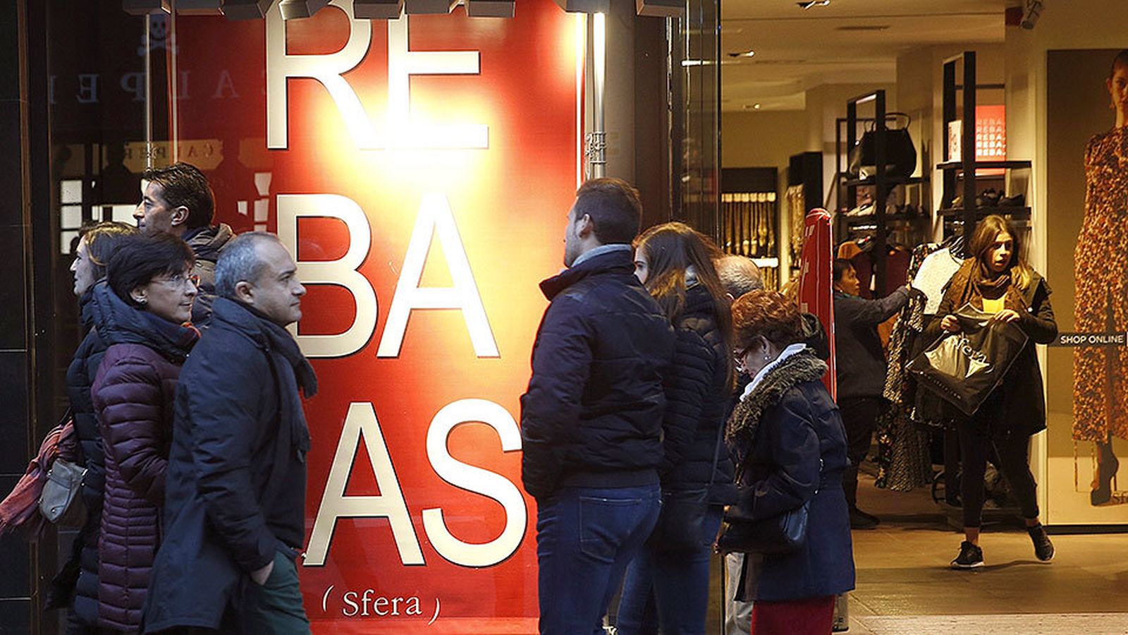Un comercio expone en su escaparate el cartel de Rebajas