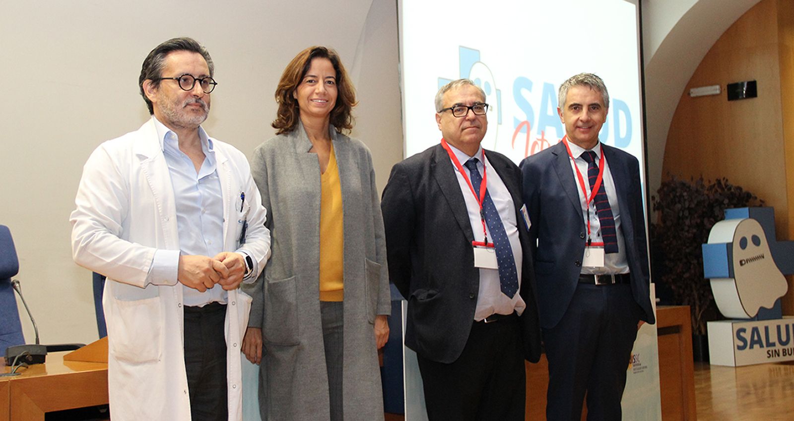 Bárbara Fernández junto a otros participantes en un acto en el Hospital Clínico de Madrid
