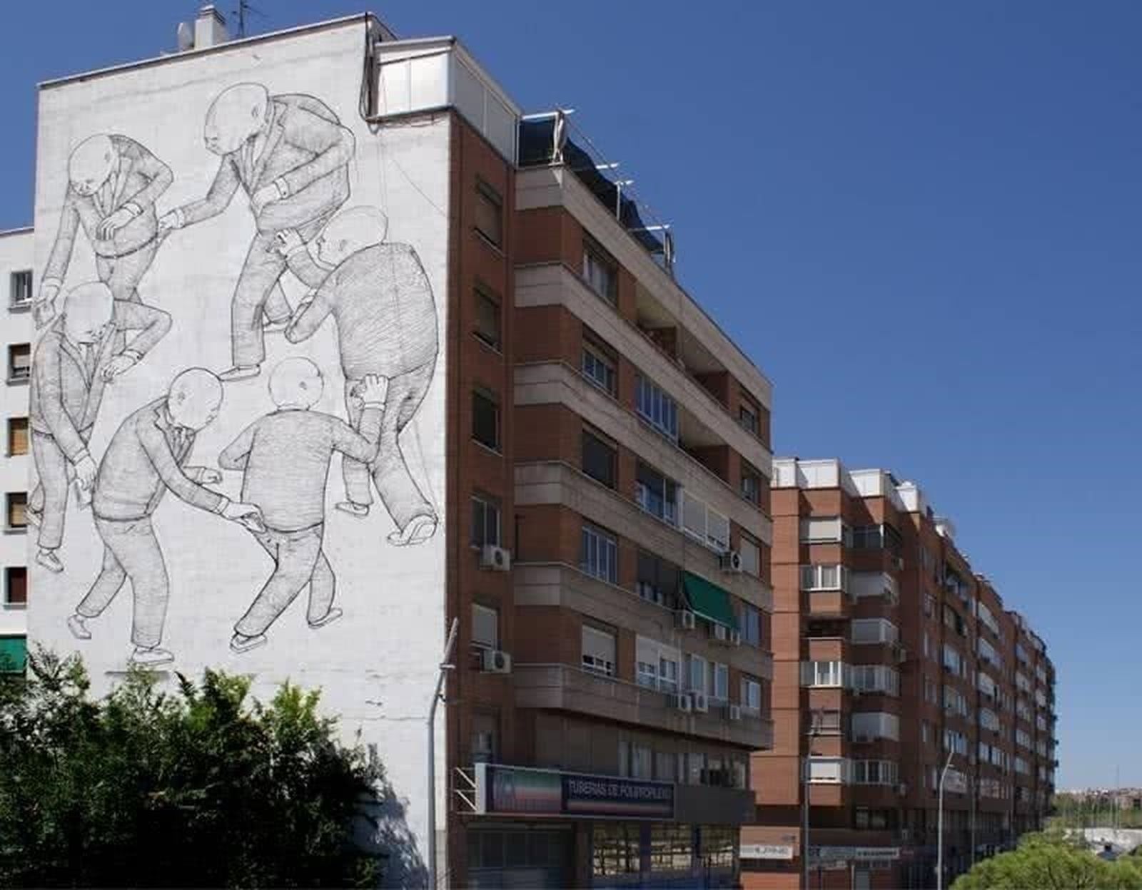 La reforma de un edificio acaba con un mural del artista urbano Blu en Usera