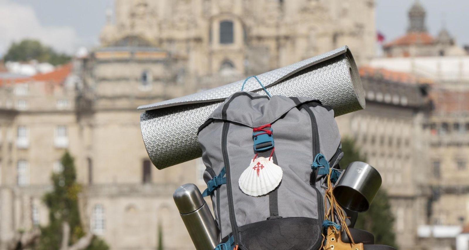 Un peregrino con su mochila camino de Santiago de Compostela