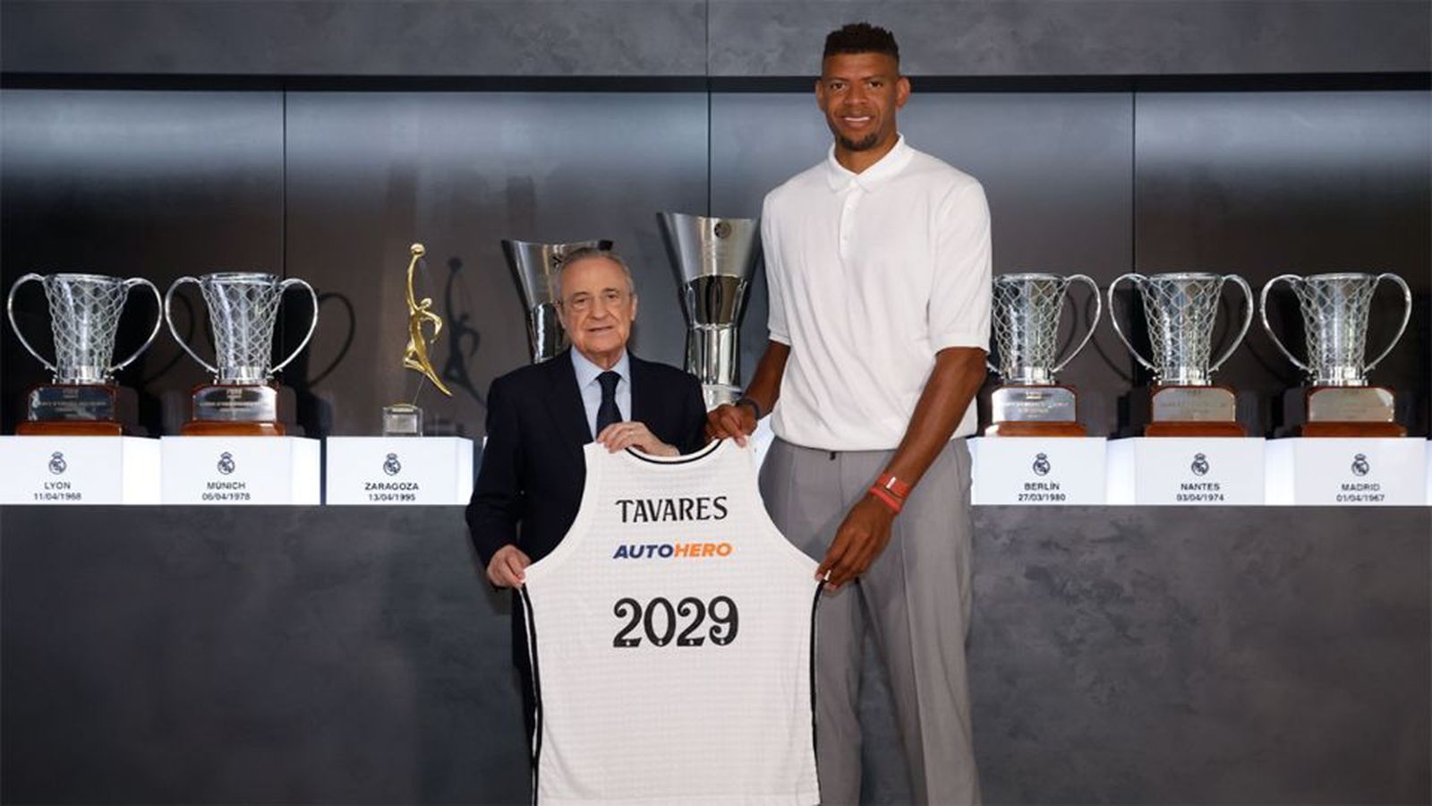 Tavares renueva por cinco temporadas con el Real Madrid