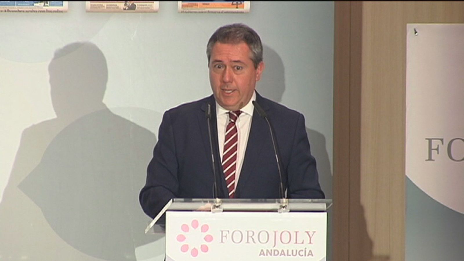 El alcalde Sevilla dice que la Semana Santa y la Feria "no peligran en este momento"