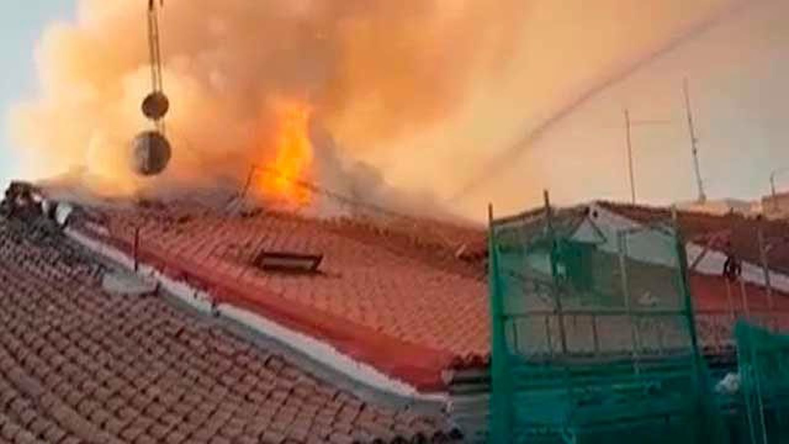 Un incendio en dos buhardillas de Conde Duque obliga a desalojar a 8 familias