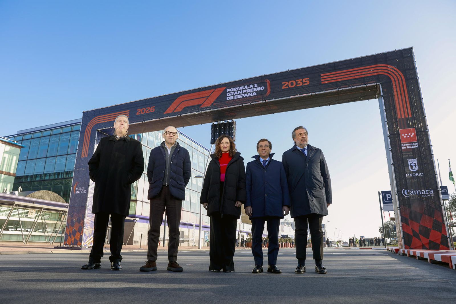 La presidenta de la Comunidad de Madrid, Isabel Díaz Ayuso (c), el presidente de Ifema, José Vicente de los Mozos (i), el presidente de la Cámara de Comercio de Madrid, Ángel Asensio (d), el alcalde de Madrid, José Luis Martínez Almeida (2d) y el presidente y CEO de la Fórmula 1, Stefano Domenicali (2i) a su llegada para la presentación del Gran Premio de España de Fórmula Uno de Madrid este martes en Ifema, Madrid