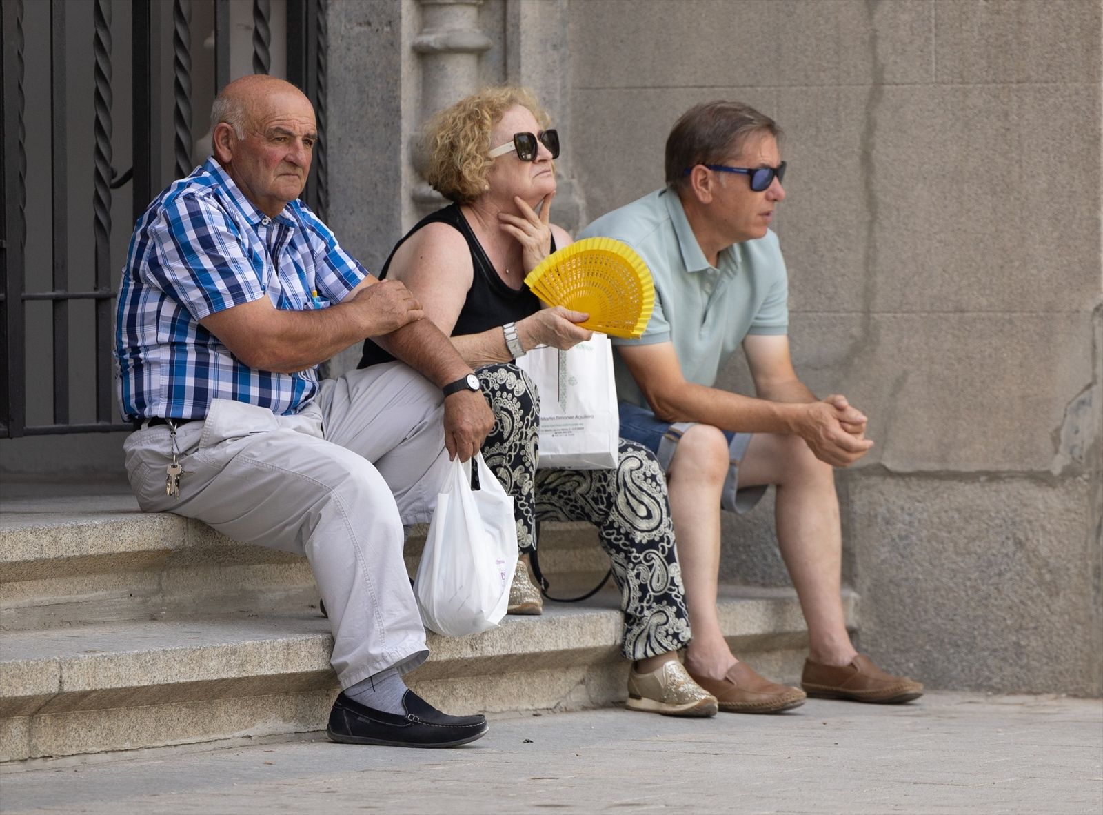 Personas sentadas a la sombra