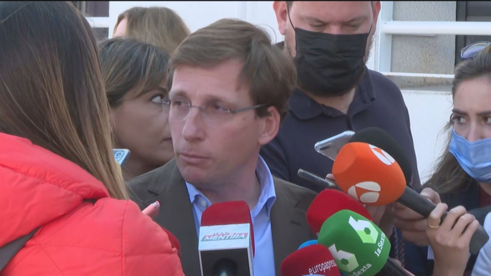 Almeida acusa a Sánchez de situarlo "en la diana" de una "cacería política" por el caso de las mascarillas
