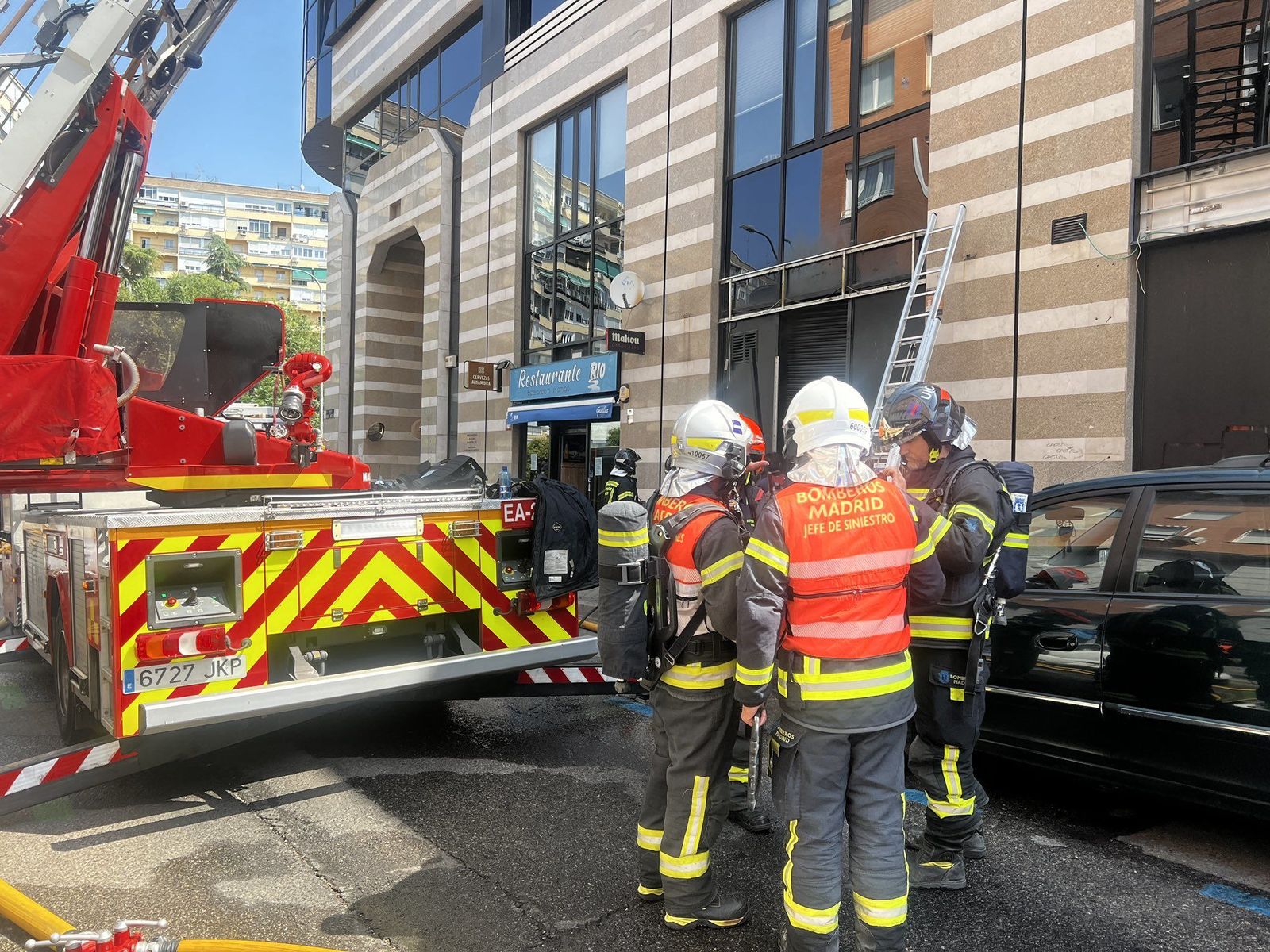 Reactivado hasta en cuatro ocasiones el incendio de la calle Raquel Meyer en Ciudad Lineal