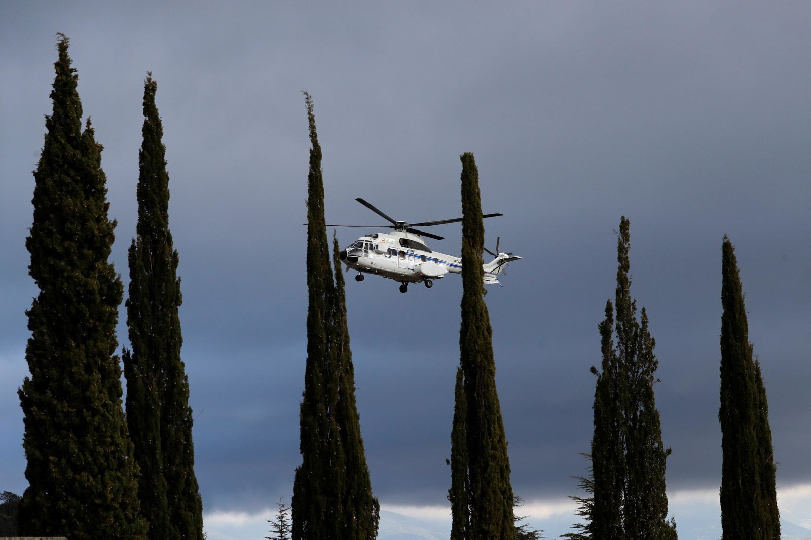 Imagen del helicóptero que traslada los restos de Franco, a su llegada al Valle de los Caídos