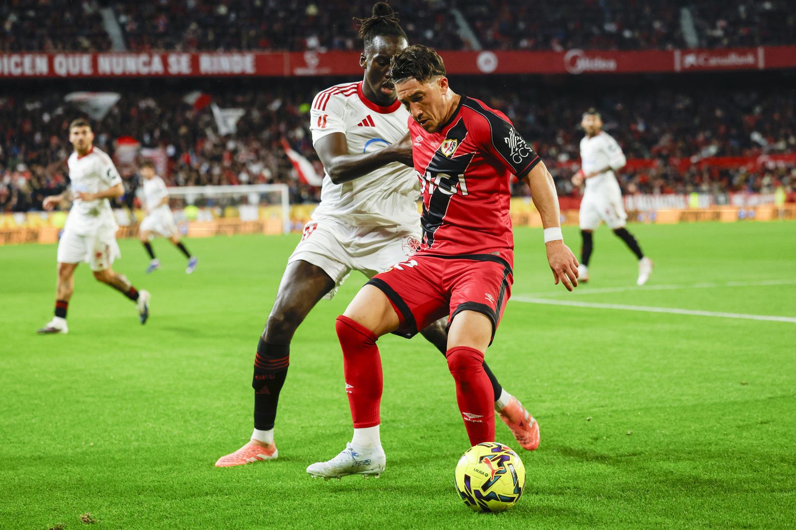 Pacha Espino, ante un jugador del Sevilla