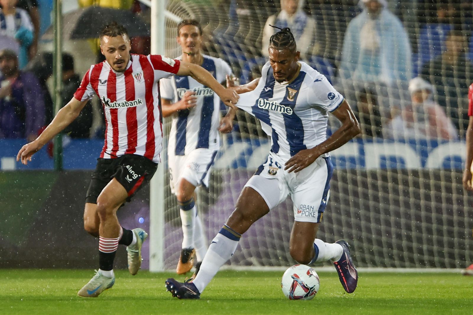 Sebastian Haller ante el Athletic