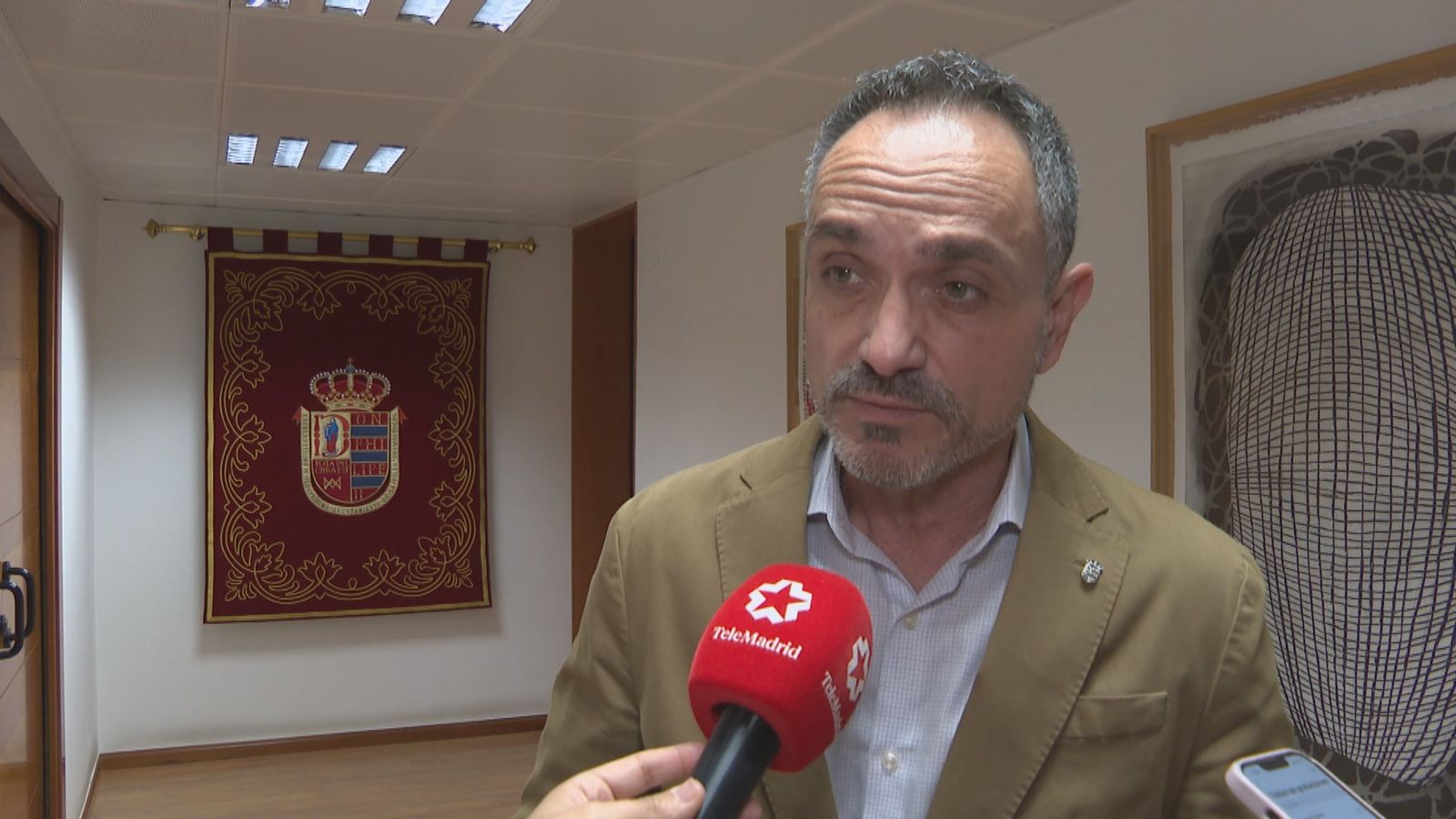El alcalde de Móstoles asegura ser víctima de una "cacería" tras admitirse la querella por acoso a una exedil
