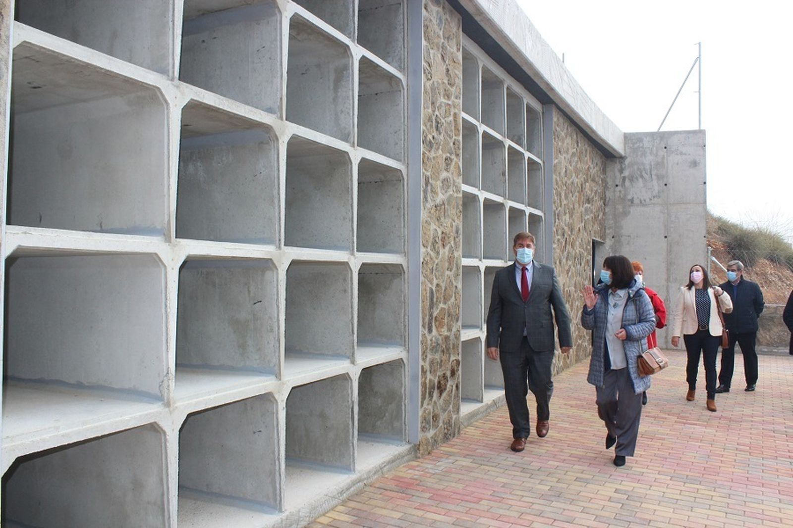 Visita de la Corporación de Perales de Tajuña al cementerio ampliado