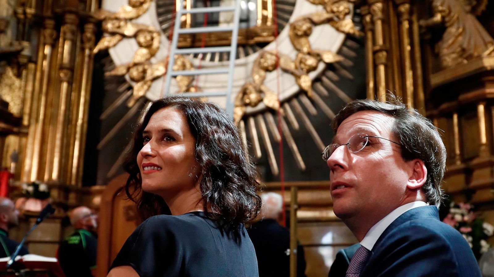 Ayuso y Almeida, presidenta de la Comunidad y alcalde de Madrid, en el tradicional descenso del cuadro de la Virgen de La Paloma
