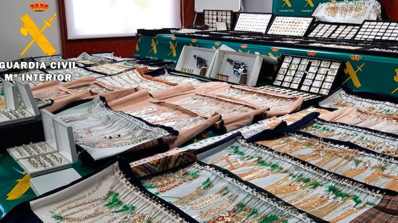 Botín recuperado por la Guardia Civil tras detener a cuatro ladrones de joyas violentos