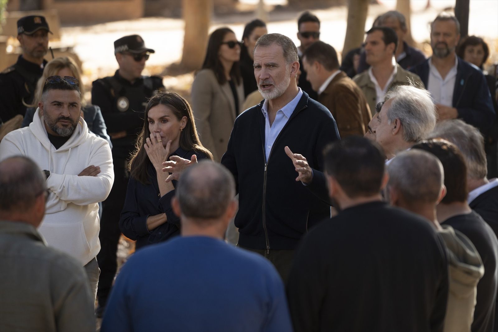 Los Reyes Felipe VI y Letizia saludan a los vecinos durante la visita a la localidad de Utiel, tres semanas después de que ocurriera la DANA