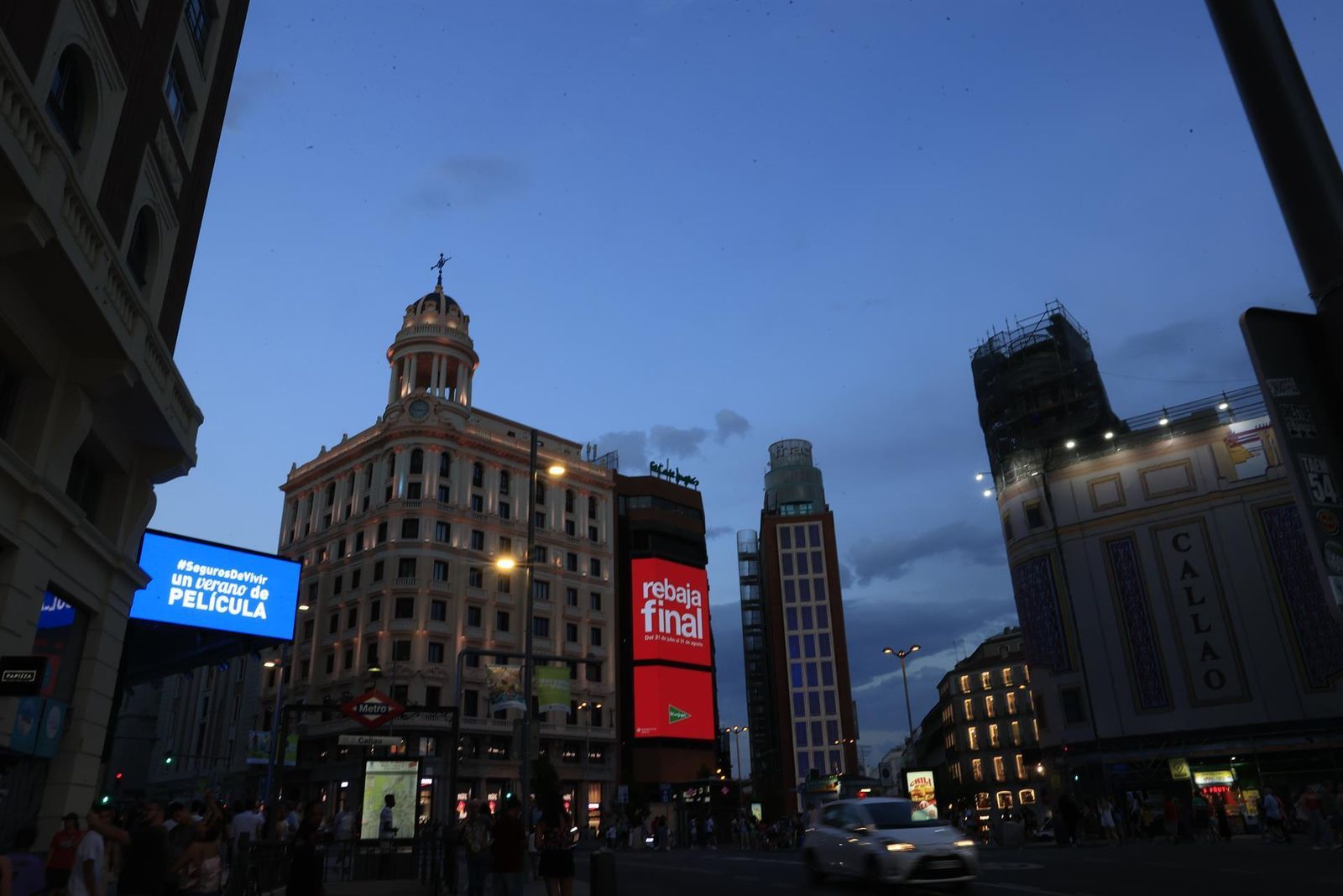 Primera noche con los escaparates apagados en Madrid