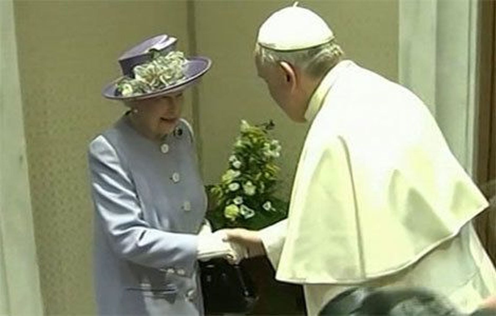 Isabel II se reúne en Roma con el papa Francisco