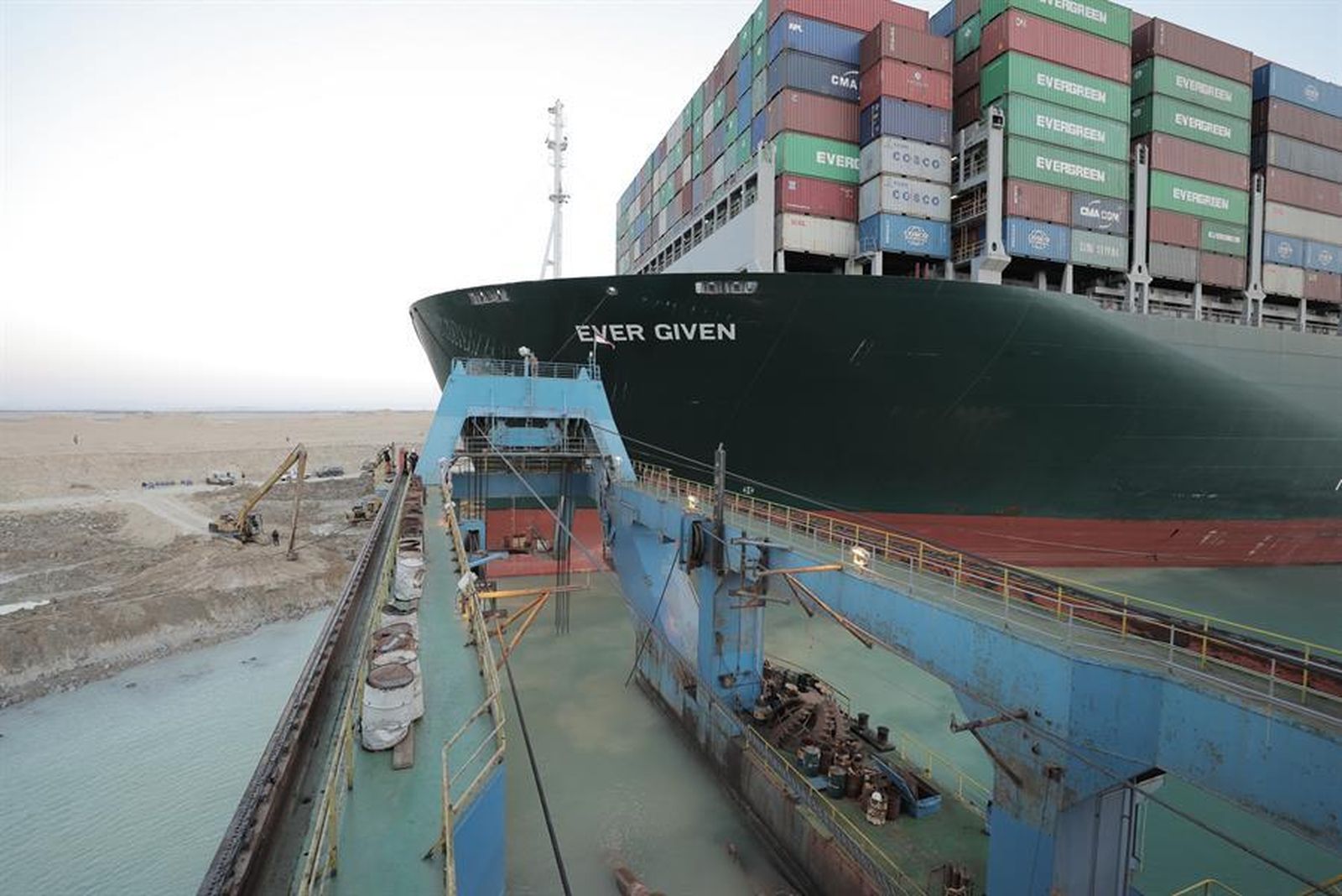 El 'Ever Given' encallado en el Canal de Suez